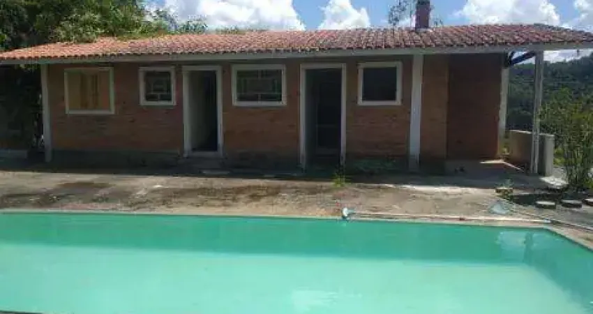 VENDA DE CASA NO CONDOMÍNIO ALPES DE MAIRIPORÃ, são 02 casas com 3 quartos, varanda, churrasqueira, piscina, 08 vagas e área de 1.290m². CONSULTE-NOS.