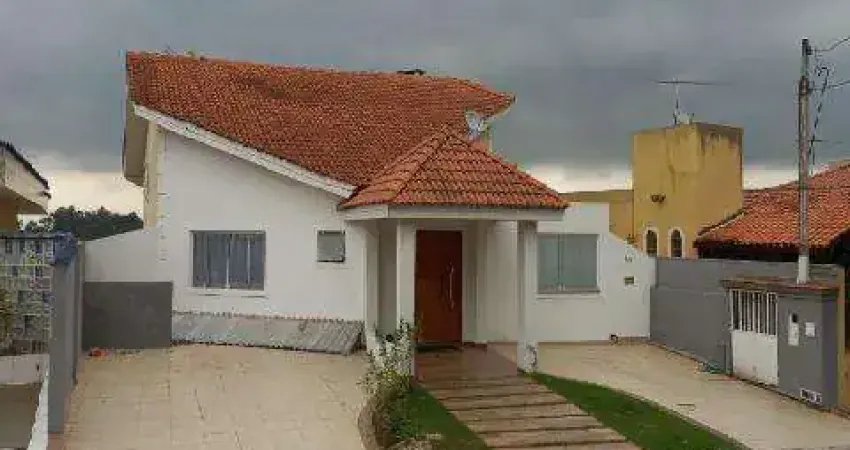 VENDA DE CASA NO CONDOMÍNIO ARUJÁ COUNTRY CLUB, EM ARUJÁ/SP, 375m² com 3 suítes amplas, sala de estar com luz natural e cozinha ampla. CONSULTE-NOS.