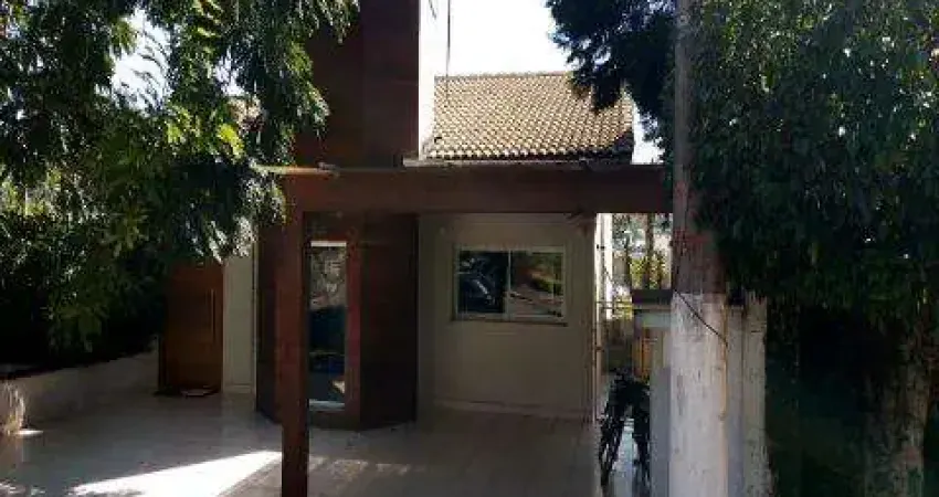 VENDA DE SOBRADO NO CONDOMÍNIO ARUJAZINHO IV, EM ARUJÁ/SP, 200m² com 5 suítes, ambientes claros, churrasqueira e vista privilegiada. CONSULTE-NOS