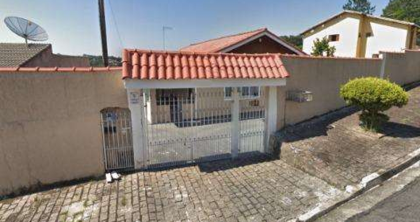 VENDA DE CASA NA NOSSA SRA. DO CARMO, EM ARUJÁ/SP, 580m² com 02 casas, piscina, churrasqueira, garagem para 12 autos e quintal grande. CONSULTE-NOS.