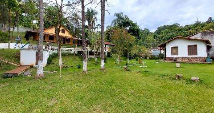 VENDA DE CHÁCARA NO ARALU, EM SANTA ISABEL/SP, área de 4.500m² com A/C 415m², casa de caseiro, piscina, churrasqueira e mina d&apos;água. CONSULTE-NOS.