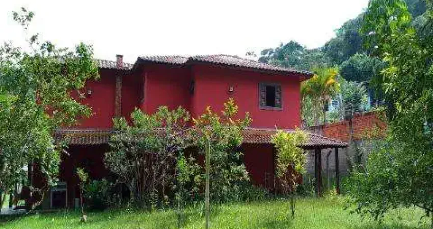 Venda de casa no copaco, em arujá/sp, 147m² com 3 suítes, quintal amplo, churrasqueira, sala de estar e jantar e garagem coberta. consulte-nos.