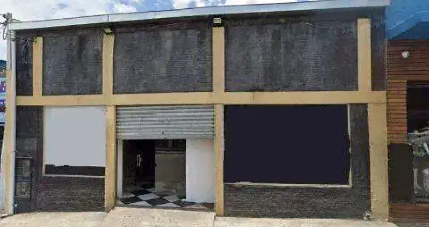 Locação de salão comercial no centro de arujá/sp, 230m² com amplo salão e toalete. consulte-nos.