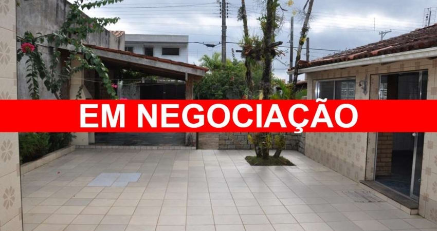 Casa 3 dormitórios para venda na Avenida Independência - Cananéia - SP
