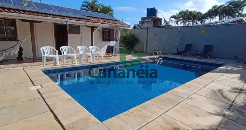 Excelente casa para venda no bairro Vila Cabana - 3 dormitórios - Piscina - Energia Solar - Em Cananéia/SP