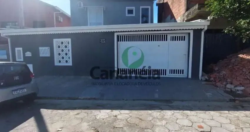 Sobrado em excelente localização para venda com 3 dormitórios (1 suíte) no centro de cananéia-sp