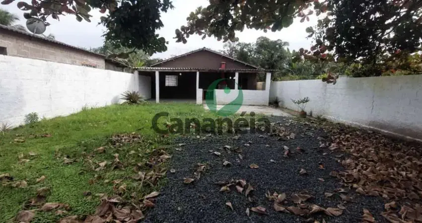 Casa com 2 suítes para locação no Carijó - Cananéia/SP