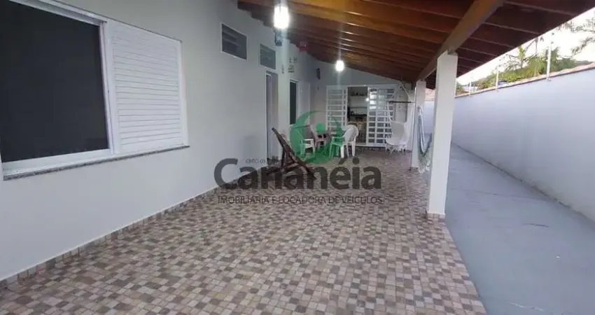 Oportunidade em Cananéia-SP: Casa à venda no bairro Carijó com 2 dormitórios e localizada em rua sem saída.