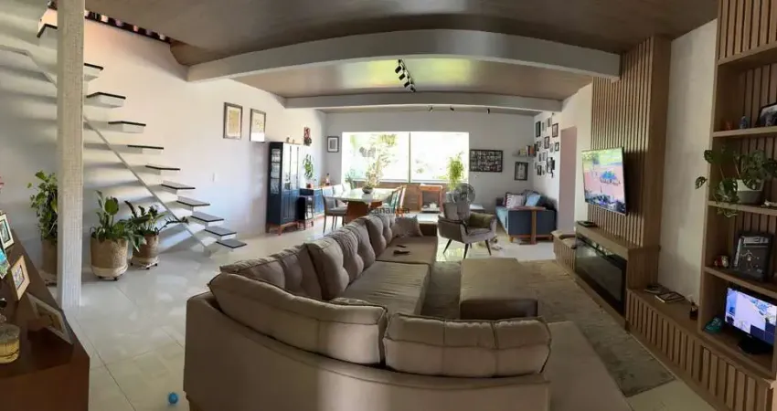 Belíssima casa com vista para o mar a venda com 5 dormitórios (2 suítes) no Centro de Cananéia / Litoral Sul de SP