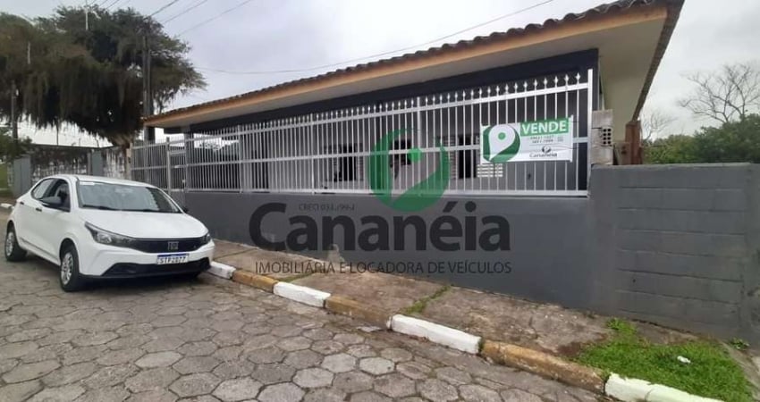 Com 4 dormitórios em terreno com 1.250 m² à venda no Centro - Cananéia / SP