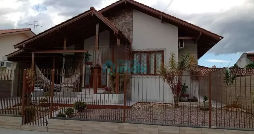 Casa com 3 dormitórios, 240m², Centro de Palhoça, SC