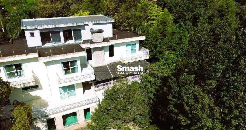 Magnifica Casa com 595 m², sendo 5 dormitórios, 3 suítes e 5 Vagas de Garagem  - Santo Antônio do Pinhal/SP
