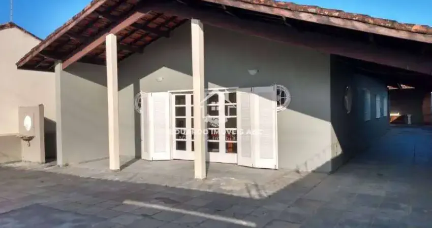 Casa térrea a 300m da praia. Churrasqueira. 4 dorm. 1 suíte. 8 vagas. Gaivota - Itanhaém