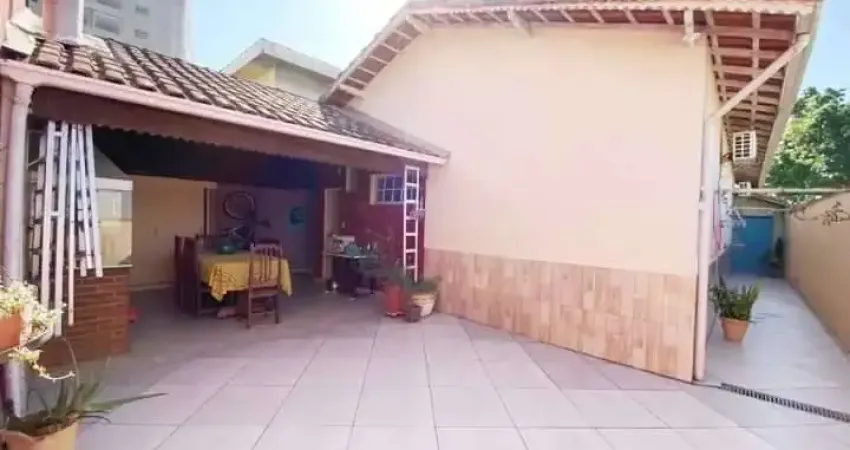 Casa com 4 dormitórios, 4 vagas à venda, por R$ 865.000 - Guilhermina - Praia Grande/SP