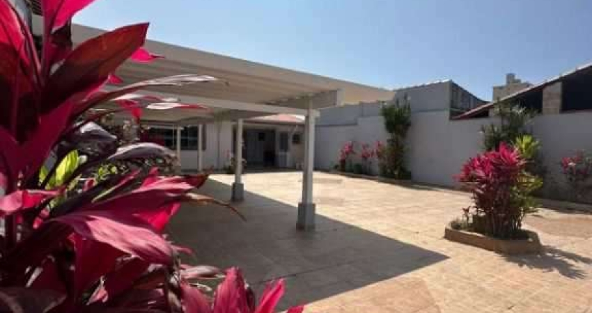 Casa toda térrea com 2 suítes e com um enorme quintal no bairro do Maracanã/PG