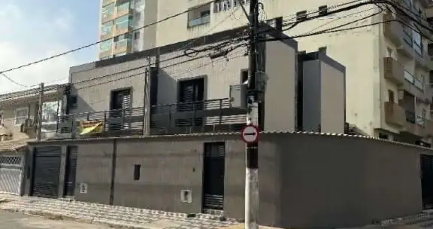 Sobrado com 3 dormitórios na Vila Tupi, Praia Grande. Fino acabamento, com sala dois ambientes, cozinha, área de serviço, 03 dormitórios sendo 01 suít