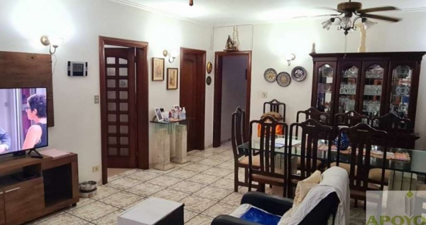 Casa Térrea com 4 Dormitórios (2 Suítes) em Interlagos.