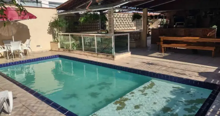 Casa com piscina próximo Metrô Capão Redondo. ACEITA PERMUTA APTO NO BRNK