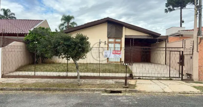Casa térrea, charmosa e aconchegante, estilo colonial no Vila Izabel, Face Norte. 3 dormitórios, um deles suíte. 2 vagas de garagem. Região tranquila.