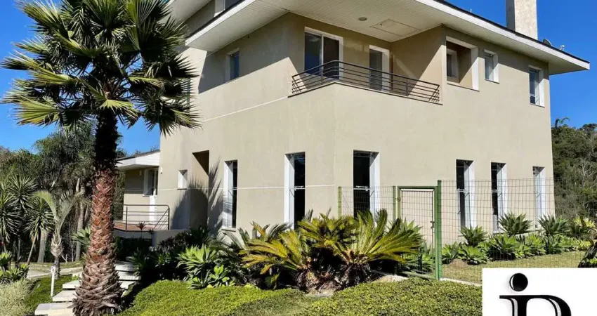 Residência alto padrão condomínio fechado em colombo. 543m² privativos. 3 quartos, sendo 1 suíte e 2 demi. vaga para 6 carros. muita área verde.