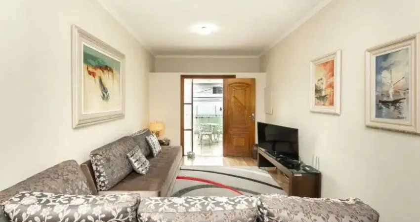 Casa ensolarada de esquina, 3 quartos, suíte e duas vagas, próximo ao metrô.