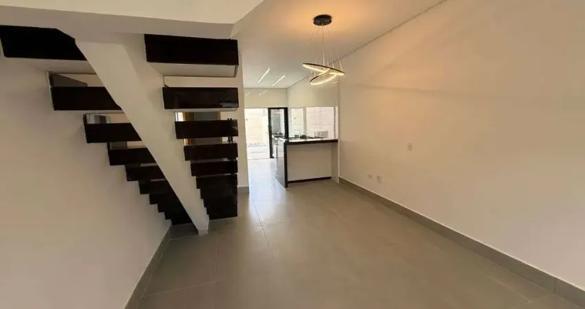 Sobrado novo alto padrão no canto do forte/pg com piscina e 3 suítes.