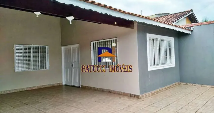 Casa Ampla com 03 Dormitórios e Piscina perto da Praia