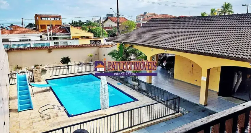 Oportunidade Única! Casa Ampla Mobiliada com Piscina a Poucos Passos do Mar