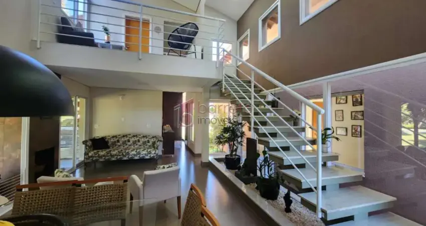 Casa Térrea com 554m de terreno e 257m de construção. Condomínio em meio a natureza