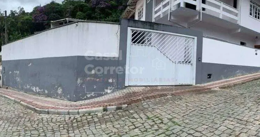 Casa de alvenaria de 240m² com seis dormitórios sendo uma suíte