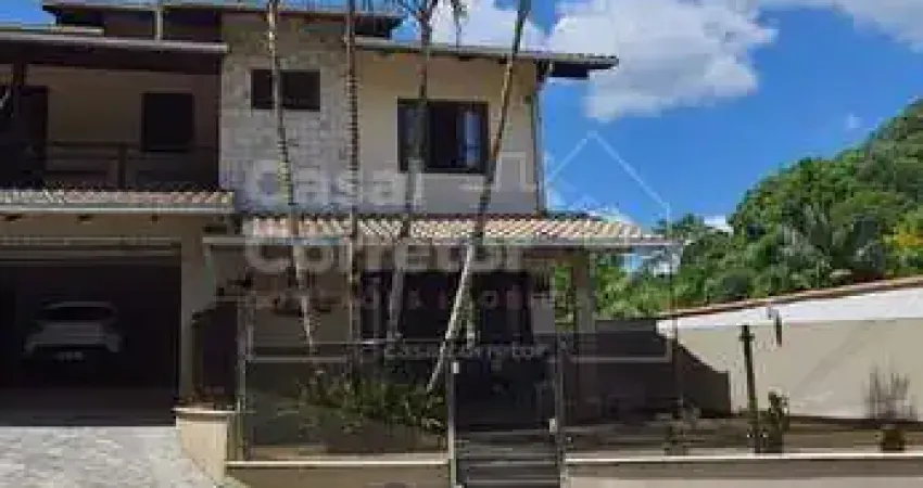 Casa de dois pavimentos com 4 dormitórios sendo 2 suítes  (1 master)