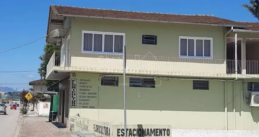 Casa de alvenaria com 550m² com 3 dormitório e ponto comercial