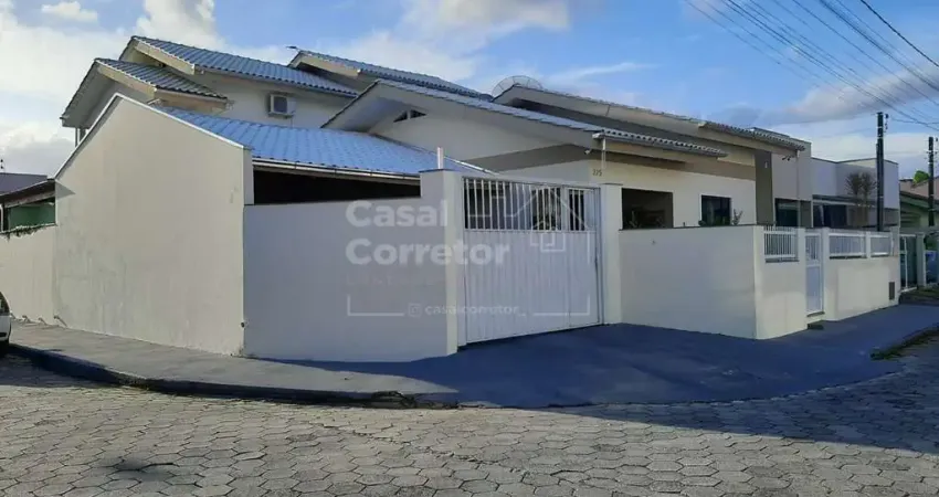 Incríveis 2 casas no mesmo terreno com 230m² de área construída