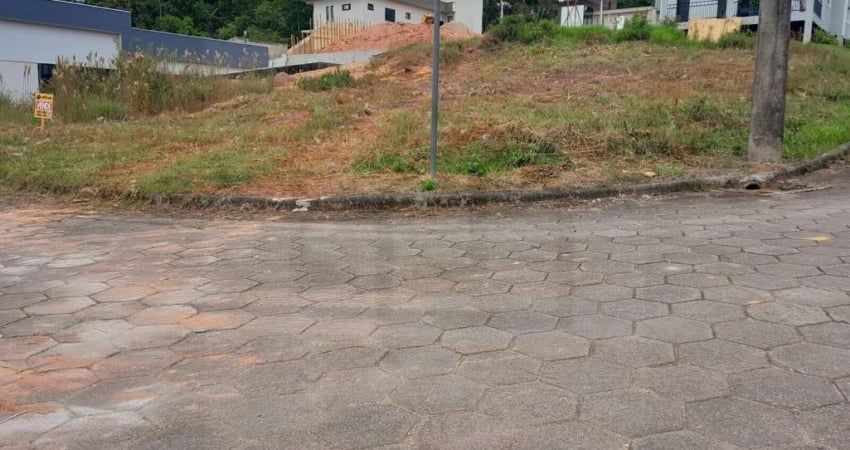 AMPLO TERRENO DE 450m² EM LOTEAMENTO