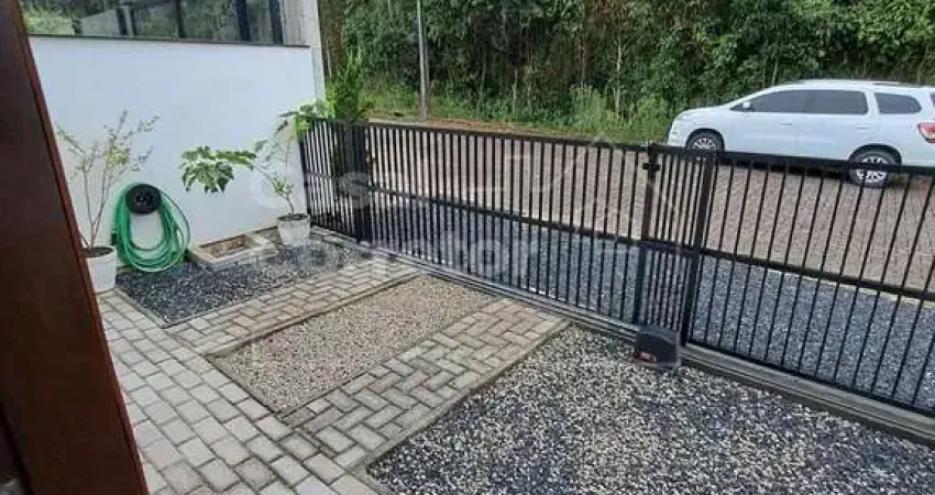 Linda casa totalmente mobiliada de 3 dormitórios sendo 1 suíte