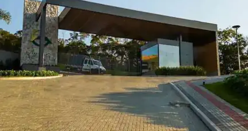 AMPLO TERRENO DE 612,8m² EM CONDOMÍNIO RESIDENCIAL