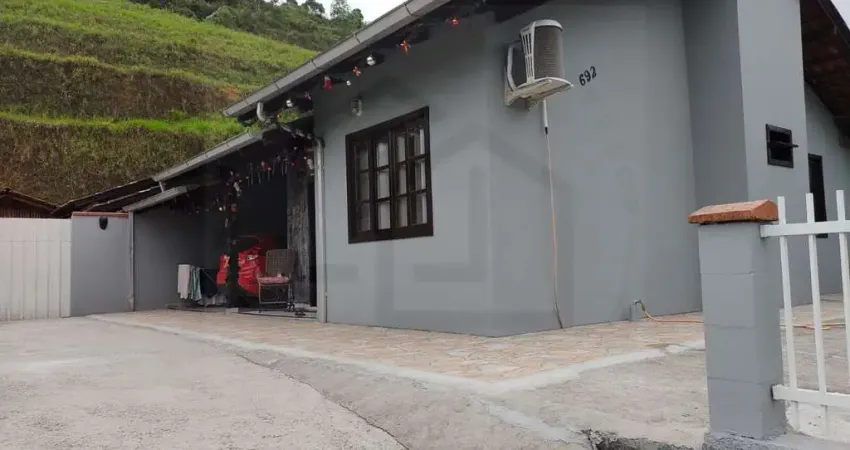 CASA EM CONDOMÍNIO FECHADO COM ÁREA DE FESTAS E 2 DORMITÓRIOS