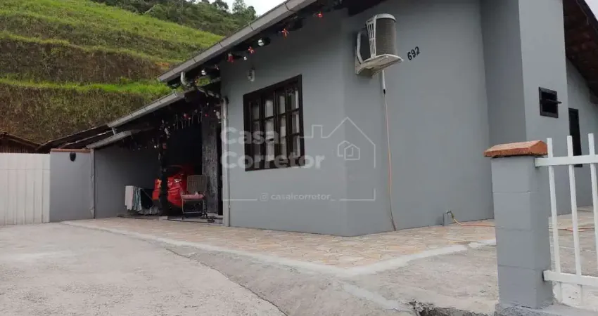 Casa em condomínio fechado com área de festas e 2 dormitórios