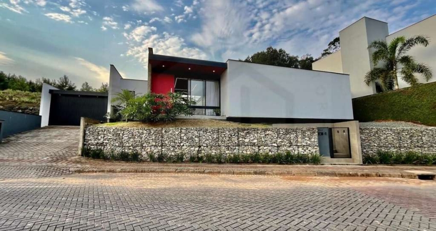 CASA COM 3 DORMITÓRIOS SENDO 1 SUÍTE E GARAGEM PARA 2 CARROS