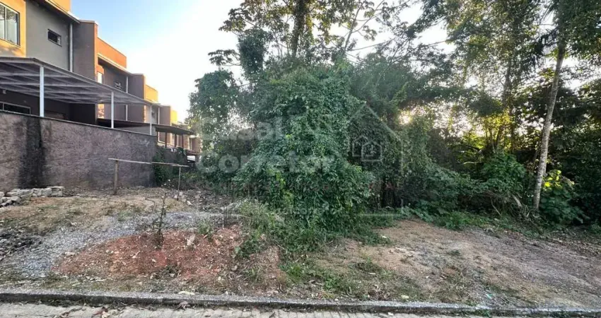 Terreno plano com 337m² em loteamento tranquilo e organizado