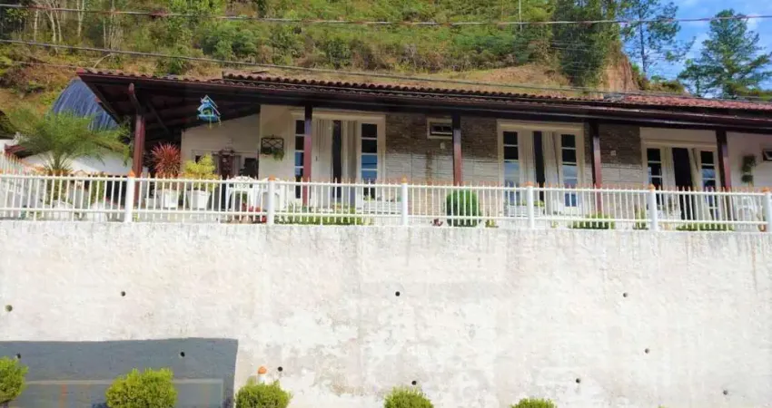 CASA DE ALVENARIA COM TRÊS DORMITÓRIOS SENDO DUAS SUÍTES