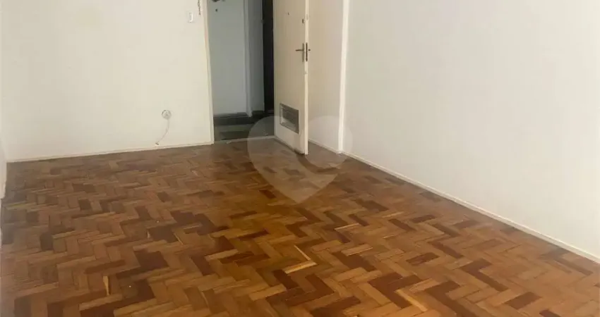 Apartamento à venda ou para alugar com 1 quarto, sendo 1 suíte, no condomínio Edifício Comendador Casemiro Costa, Rio de Janeiro - RJ