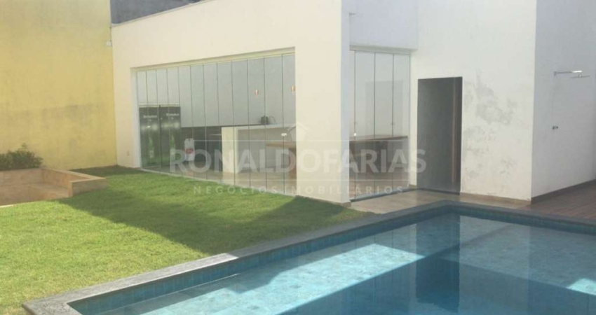 Casa à Venda no em Interlagos com 4 Dormitórios Suítes e 4 Vagas de Garagem