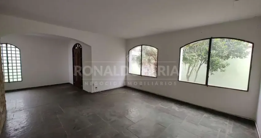 Casa à venda com 2 dormitórios e 1 suíte na região de Interlagos.