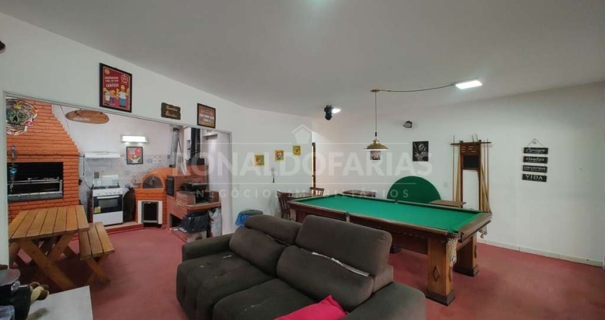 VENDE-SE CASA NO BOLSÃO DE INTERLAGOS COM 3 SUITES, 2 QUARTOS