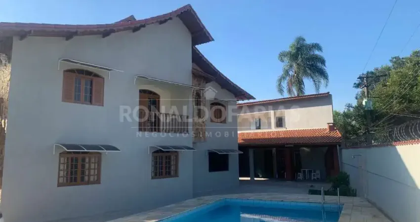 Sobrado à venda com 4 dormitórios e 2 suítes na região de Interlagos.