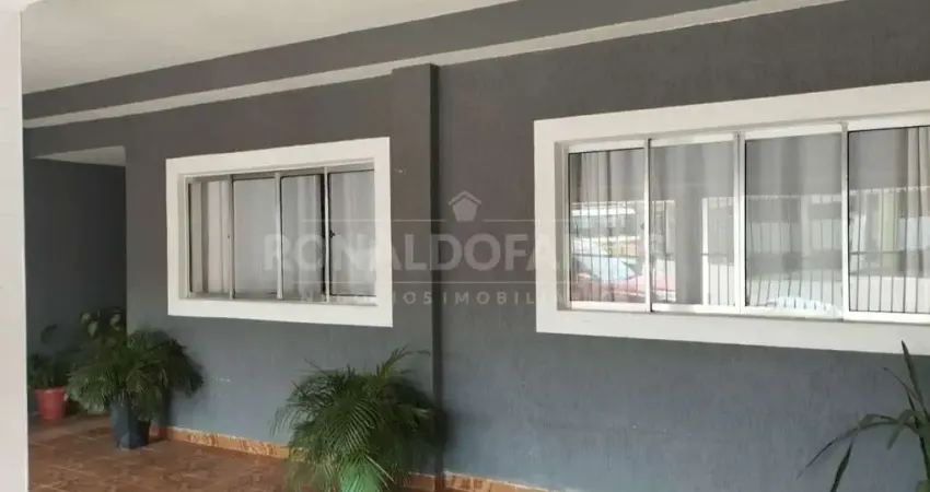 Casa terrea a venda sendo 2 quartos , sala ampla cozinha espaçosa 3 vaga de garagem.