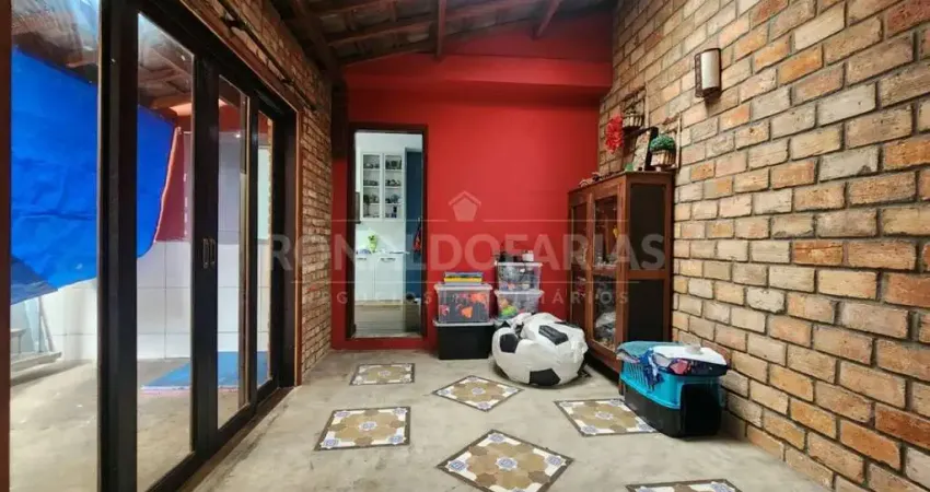 Casa à Venda em Veleiros com 2 Dormitórios Suíte e 2 Vagas de Garagem
