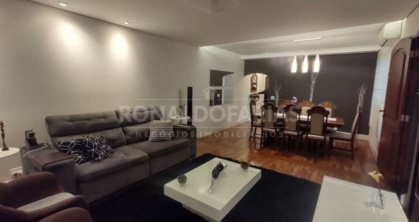 Casa a Venda em Interlagos com 3 Dormitórios 1 Suíte e 2 Vagas de Garagem