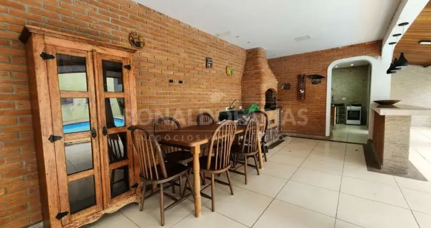 Casa à Venda ou Locação no Bolsão de Interlagos com 4 Dormitórios 2 Suítes 6 Vagas de Garagem